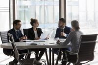 Personas de traje en una reunión