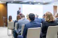 Personas de traje en una ponencia