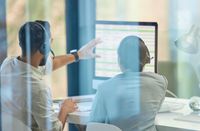 Hombre y mujer revisando información en una pantalla de ordenador